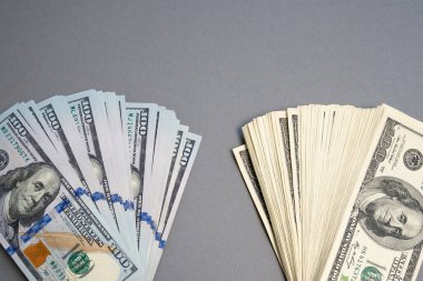 Amerikan doları banknotları yığını, eski banknotlar yenilere karşı, para paketi, zengin, lüks, para birimi, krizde para harcamak, kristal para birimi, çoğu dünya çapında işlemlerde kullanılıyor. 