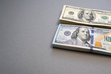 Amerikan doları banknotları yığını, eski banknotlar yenilere karşı, para paketi, zengin, lüks, para birimi, krizde para harcamak, kristal para birimi, çoğu dünya çapında işlemlerde kullanılıyor. 