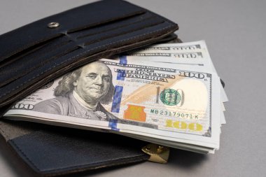 Amerikan dolar banknotları yığını, siyah cüzdanda para paketi, zengin, lüks, para birimi, krizde para harcamak, kriter para birimi, çoğu dünya çapında işlemlerde kullanılıyor. 