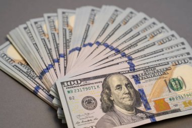 Bir yığın banknot, Amerikan doları yığını, bir paket para, zengin, lüks, krizde para harcamak, kriter parası, dünya çapında işlemlerde kullanılan, yolsuzluk, milyoner 
