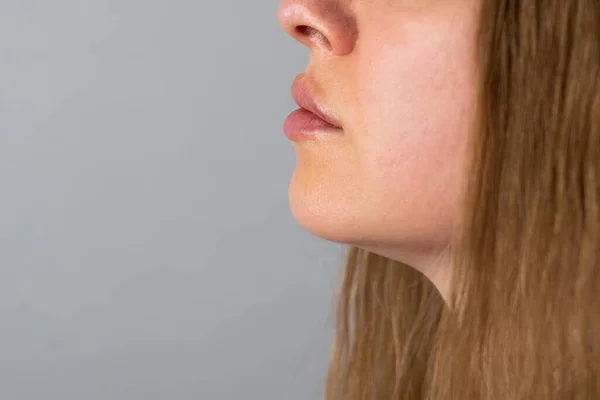 Vrouw Lippen Duwen Van Dichtbij Bekijken Lip Augmentatie Procedure Met — Stockfoto