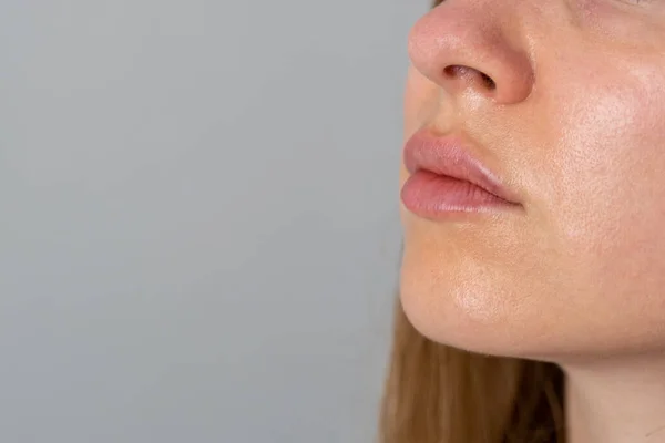 Labios Mujer Empujar Cerca Vista Después Del Procedimiento Aumento Labios —  Fotos de Stock