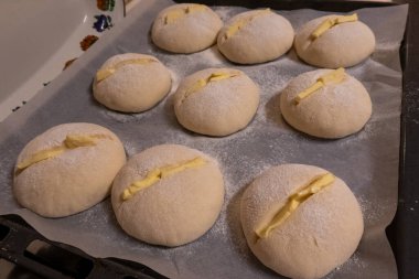 Fırında hamurlu taze patates, pişirme hazırlığı..