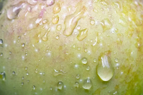 Primer Plano Gotas Agua Manzana Verde Textura Rocío Cubierta Fondo — Foto de Stock