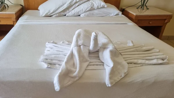 Swan Folded White Towels Bed Old Hotel Room Top View — Stock Photo, Image