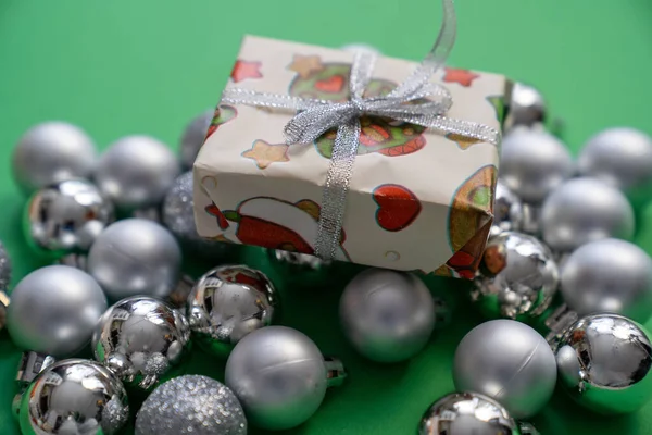 Envuelto Caja Regalo Con Navidad Decoraciones Impresión Año Nuevo Lazo — Foto de Stock