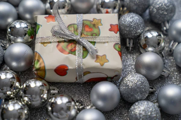 Caja Regalo Brillante Con Navidad Decoraciones Impresión Año Nuevo Lazo — Foto de Stock