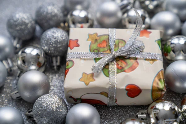 Cerrar Caja Regalo Con Navidad Decoraciones Impresión Año Nuevo Lazo — Foto de Stock
