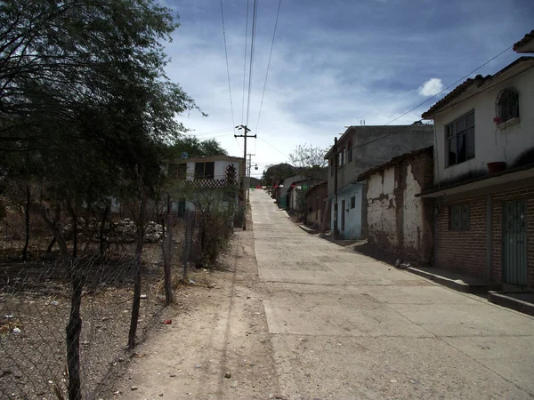 Oaxaca eyaletinde dar sokaklar ve eski taş evler