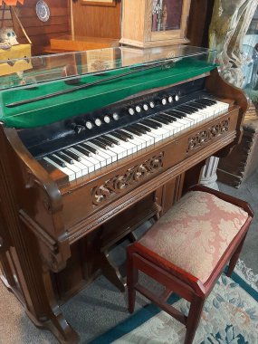 Beyaz ve gümüş kadife bir piyanonun kapağını kapatın.