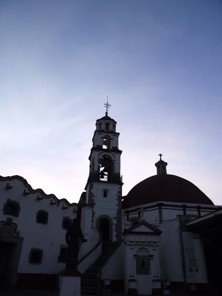 Eski Meksika kilisesi, arka planda gökyüzü olan katedral.