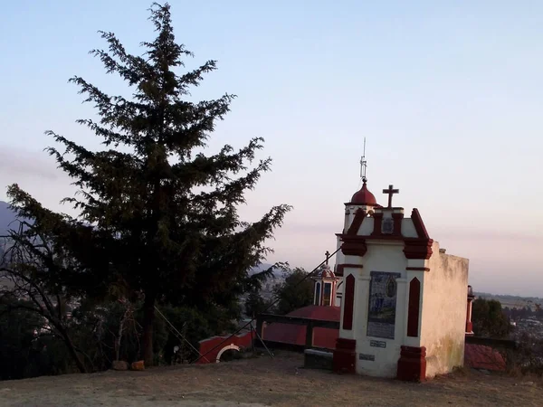 Plan Vertical Une Église Avec Ciel Bleu — Photo