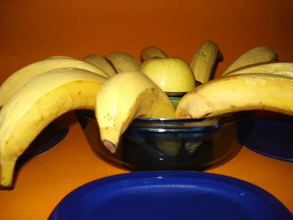 Zbliżenie Kilka Bananów Niebieskiej Misce Pomarańczowym Tle — Zdjęcie stockowe
