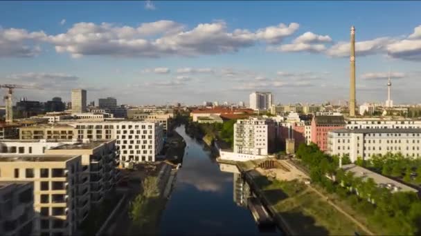Оборот Городов Над Населенными Реками — стоковое видео