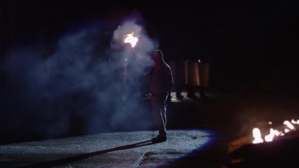 Uomo Lancia Molotov Cocktail Alla Polizia Forze Speciali Con Schermi — Video Stock