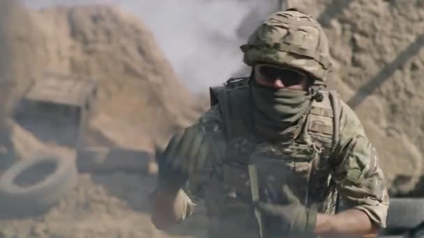 Asker Telsizle Konuşur Diğer Askerlere Sallar Saldırı Grubu — Stok video