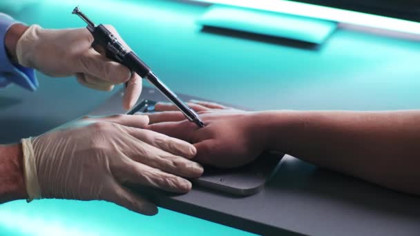 Dokter Bedah Membuat Suntikan Dengan Chip Arm Biotechnology Dokumen Elektronik — Stok Video