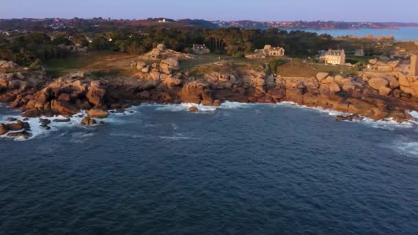 Ovanifrån Vågorna Bryter Klipporna Det Blå Havet Havsvågor Vacker Strand — Stockvideo