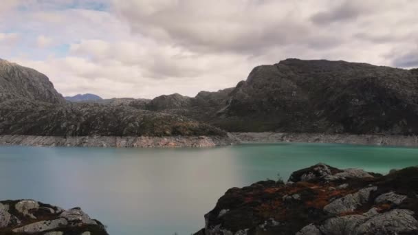 山林湖中的绿松石水 有松树 蓝色湖泊和绿色森林的空中景观 俯瞰山林之间的湖景 在清澈清澈的高山湖水之上 — 图库视频影像