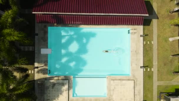 Mädchen Tauchen Pool Haus Mit Pool Und Mädchen Von Oben — Stockvideo