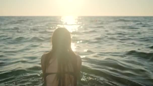 Молодая Брюнетка Бикини Прыгает Ныряет Красивое Море Вечером Летом — стоковое видео
