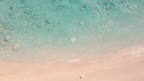 Αεροφωτογραφία Του Ηλιοβασιλέματος Πάνω Από Θάλασσα Όμορφα Κύματα Ροζ Άμμο — Αρχείο Βίντεο