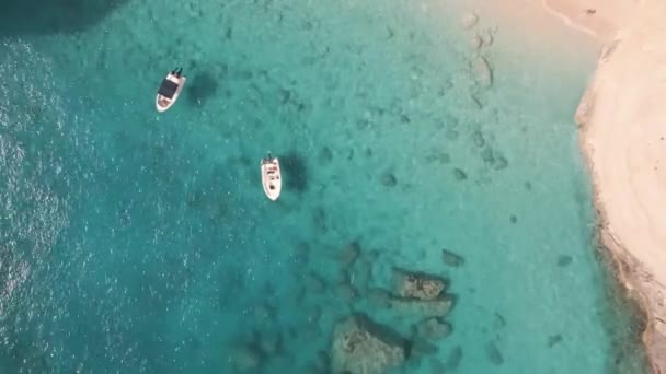 Όμορφη Θέα Της Θάλασσας Και Της Γαλάζιας Λιμνοθάλασσας Αγκυροβολημένο Σκάφος — Αρχείο Βίντεο