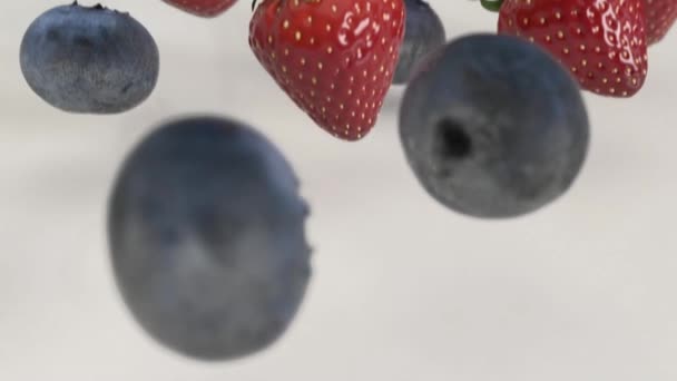 Comida Fresca Saudável Framboesas Mirtilos Caem Iogurte Branco Chantilly Frutas — Vídeo de Stock