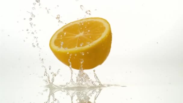 Šťavnatý Citron Padá Stůl Bílém Pozadí — Stock video