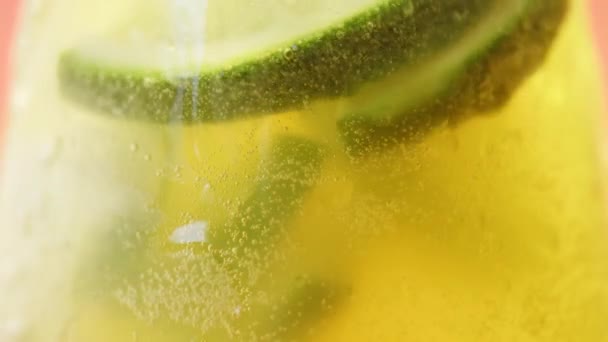 Cocktail Mojito Limone Bicchiere Acqua Frizzante Lime Menta — Video Stock