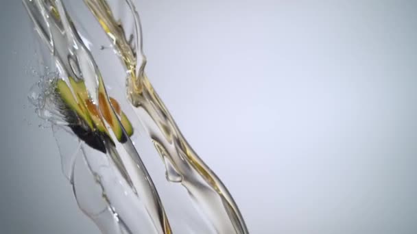 Ujęcie Latającego Awokado Kolizja Wodą Olejową — Wideo stockowe