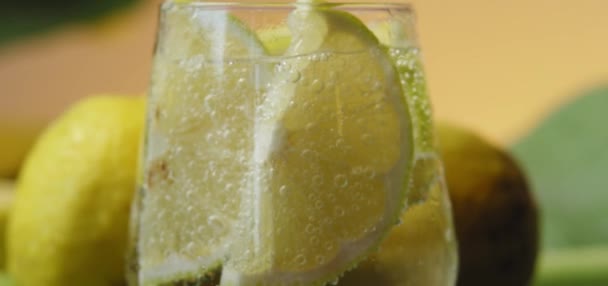 Cóctel Mojito Con Limón Vaso Agua Con Gas Cal Menta — Vídeos de Stock
