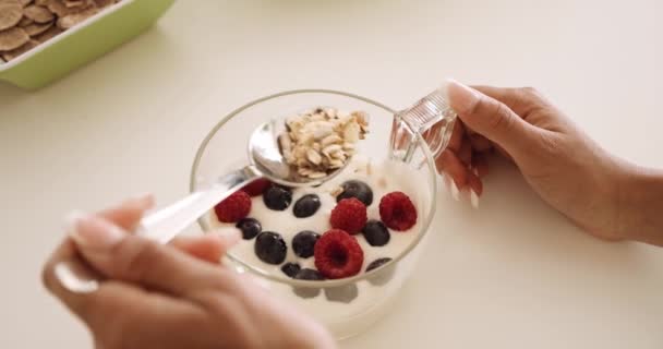 果物と朝食のためのオートミール 女性の手はお粥のボウルにオートミールを追加します — ストック動画