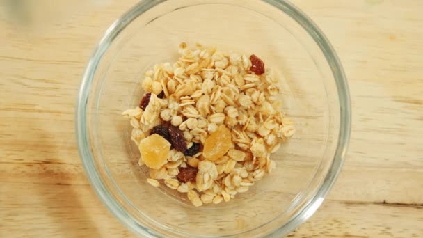 Hafermüsli Mit Trockenfrüchten Die Eine Schüssel Fallen Gesundes Frühstück Haferflocken — Stockvideo