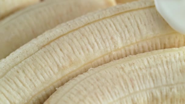 新鮮なバナナの果実の遅い動き バナナの上のミルクの流れ — ストック動画