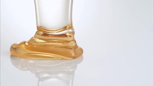Verser Miel Isolé Sur Fond Blanc Miel Liquide Épais Goutte — Video