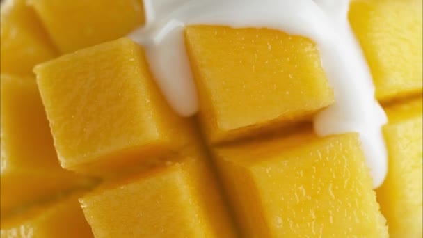 Verter Yogur Sobre Fruta Mango Cortada Rodajas Cubitos Erizo — Vídeos de Stock