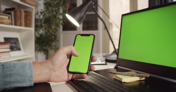 Man Werkt Thuis Een Laptop Klikt Het Scherm Van Telefoon — Stockvideo