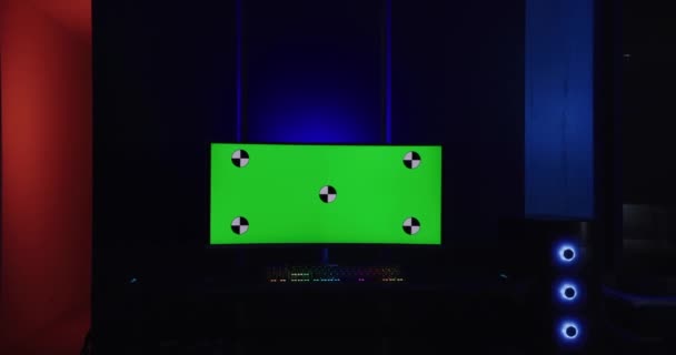 Monitor Computador Quarto Escuro Tela Verde Chromakey — Vídeo de Stock