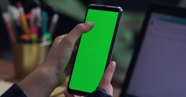 女の子は電話に緑の画面にクロマキー — ストック動画
