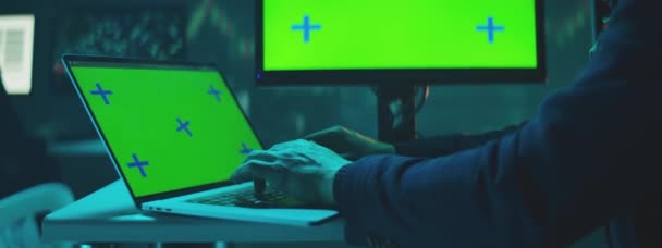 ノートパソコンのキーボード 2台のモニター 緑の画面 クロマキー — ストック動画