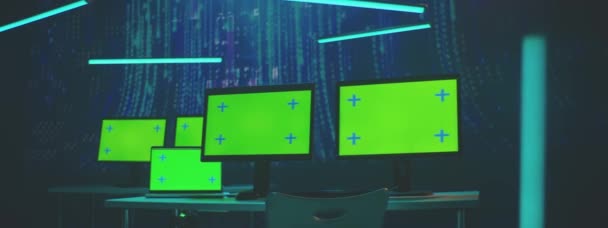 工作站5监视器 黑客的工作场所绿色屏幕 铬钥匙 — 图库视频影像