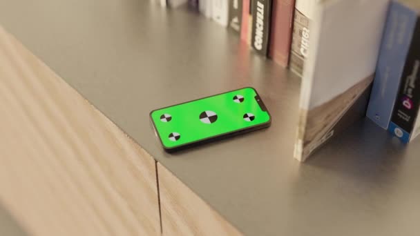 Telefono Sul Tavolo Accanto Libri Schermo Verde Chiave Cromatica — Video Stock