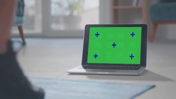 在有绿色屏幕的平板电脑上 男人在运动垫上做运动 在线运动 绿色屏幕 彩色键 — 图库视频影像