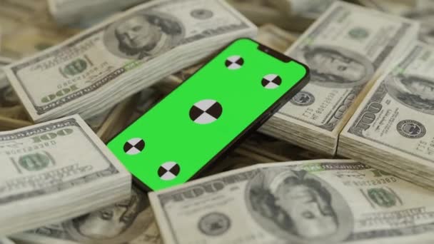 Telefon Liegt Auf Geldstapeln Grünem Bildschirm Chroma Schlüssel — Stockvideo