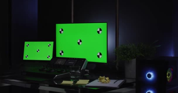 Monitores Uma Sala Escura Controle Remoto Davinci Resolver Tela Verde — Vídeo de Stock
