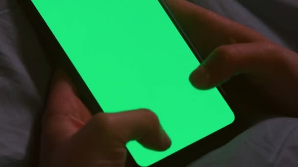 女孩的手指按下手机绿色屏幕 铬钥匙 — 图库视频影像