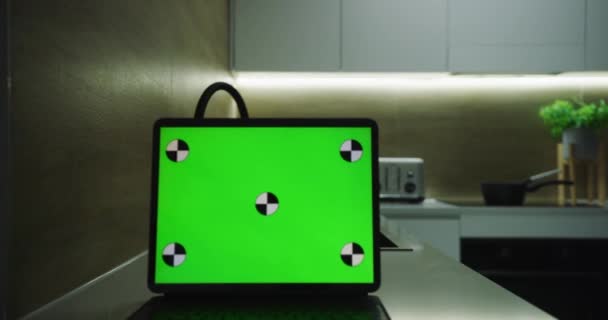 厨房桌上的笔记本电脑 绿色屏幕 铬钥匙 — 图库视频影像
