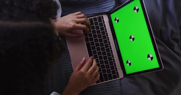 Laptop Yeşil Ekranda Yazan Afro Amerikan Kadın Kromakey — Stok video