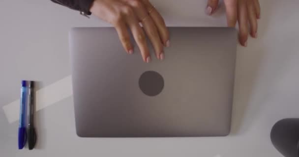 Menina Abre Laptop Começa Trabalhar — Vídeo de Stock